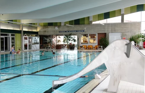 Hallenbad mit Rutsche