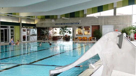 Hallenbad mit Rutsche